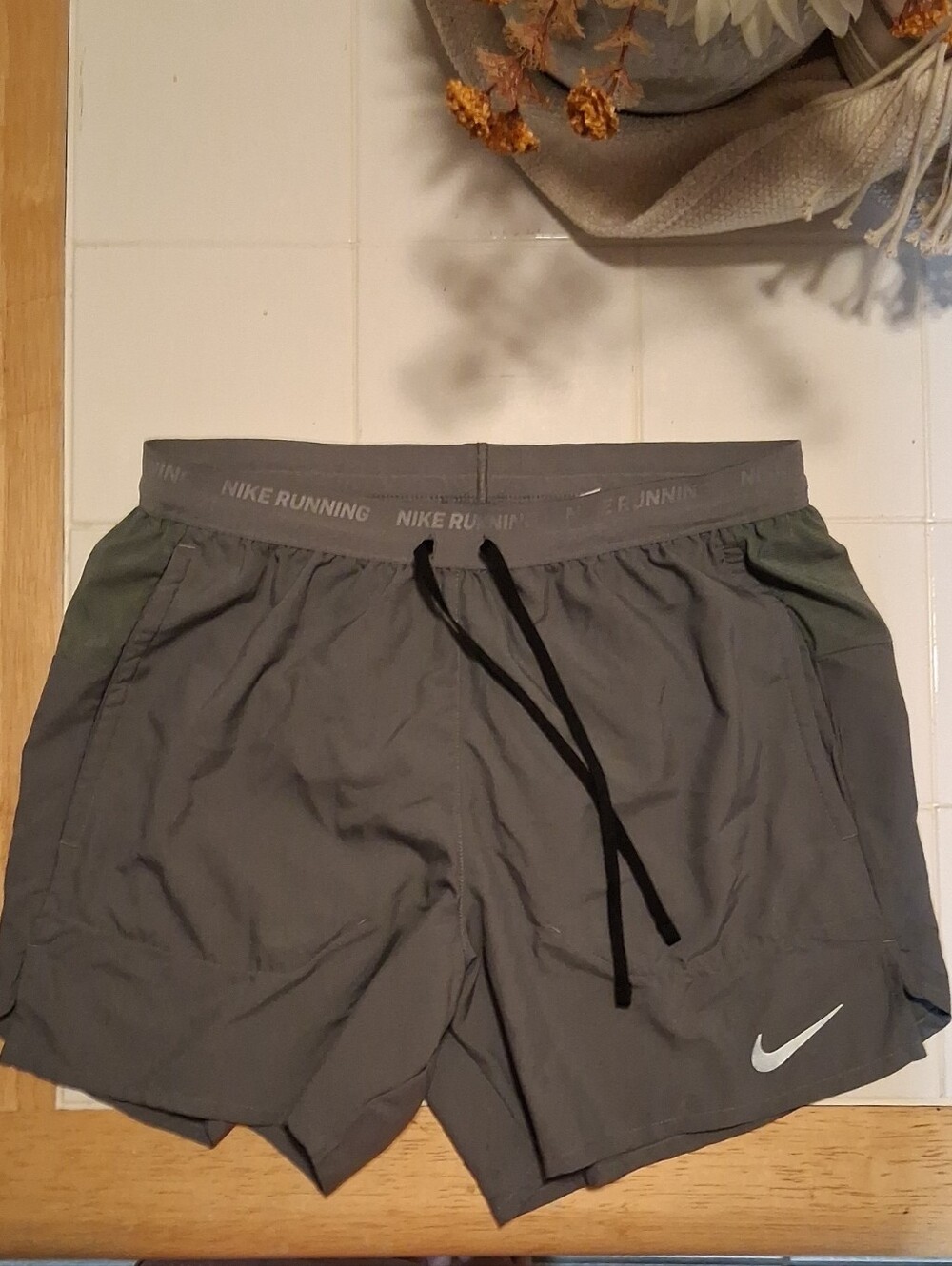 NEW WOMENS REFLECTIVE NIKE STRIDE DRI FIT RUNNING SHORT SIZE SMALL IN DARK GREY